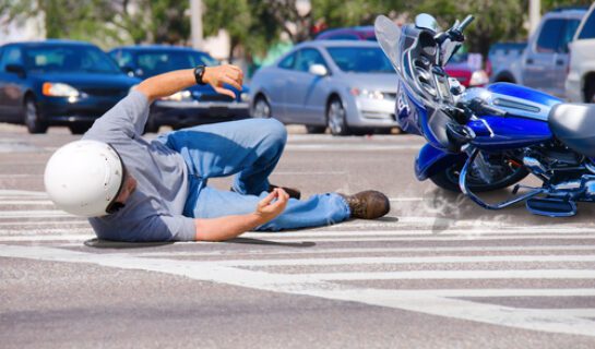 Unfall Betriebsfahrt – Fahren eines Motorrads auf dem Hinterrad – Wheely