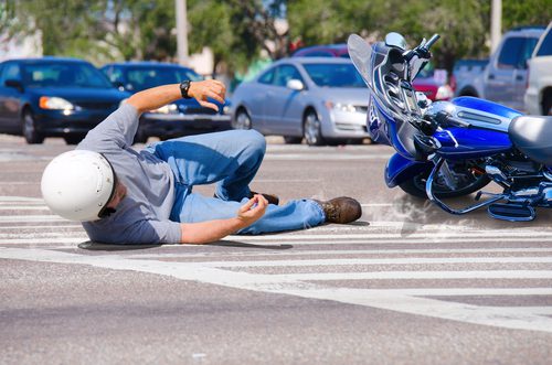 Unfall Betriebsfahrt - Fahren eines Motorrads auf dem Hinterrad - Wheely