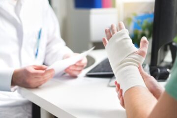 Bewertung einer unfallbedingten Schädigung der Finger der Greifhand in Unfallversicherung