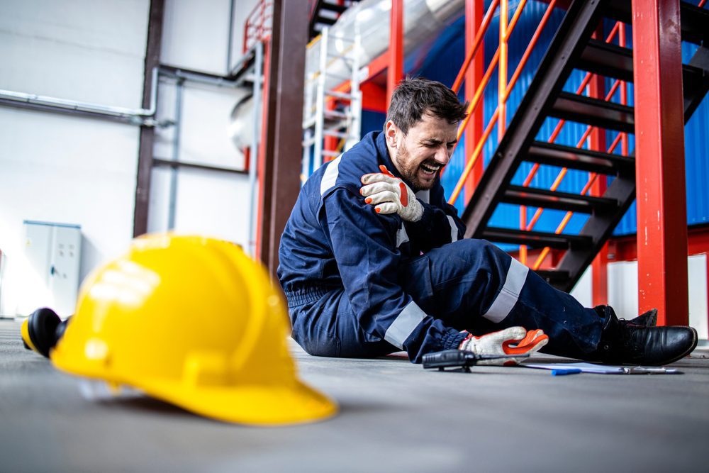 Injury,At,Work.,Factory,Worker,Fell,Down,And,Injured,Shoulder Arbeitsunfall