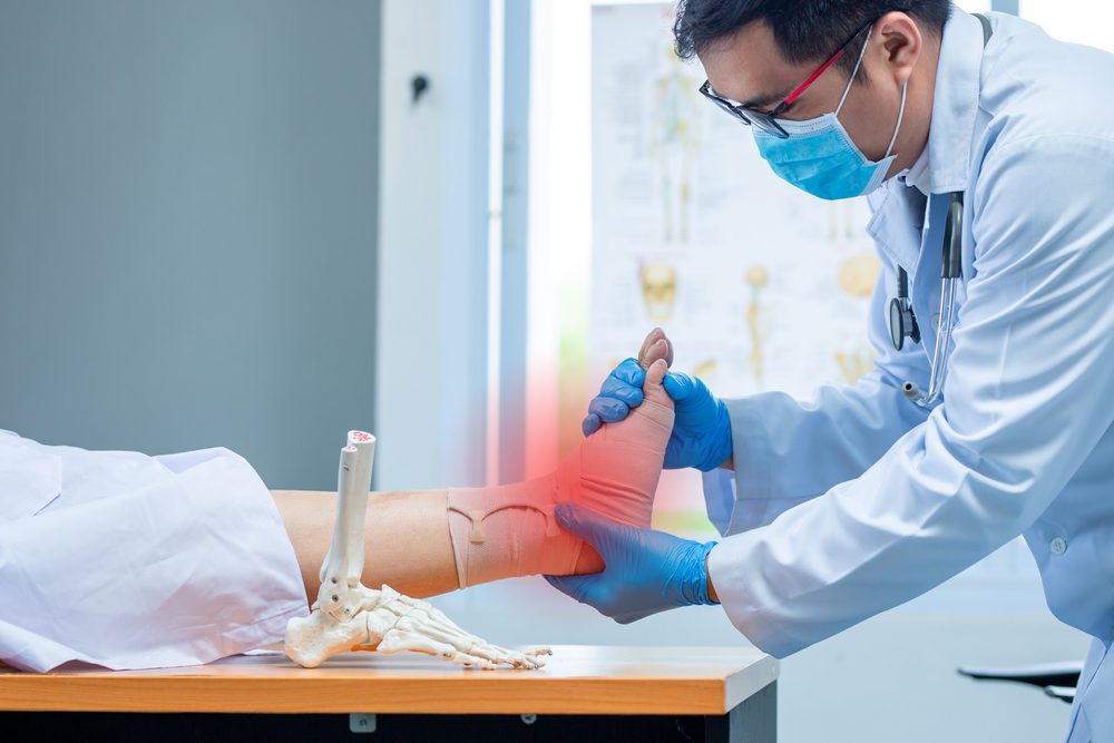 Close-up,Hand,Wear,Medical,Gloves,Doctor,In,Medical,Gloves,Holds Arbeitsunfall mit Fersenbeinbruch